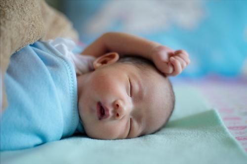 满月|新生儿首月养护重点:发育特点、喂养、身高体重指标,家长收藏