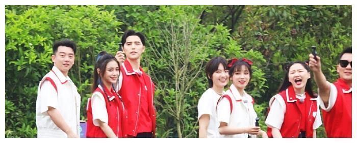 b刚录完《跑男》，baby就去冲浪，摔15次不放弃，登热搜第一被质疑