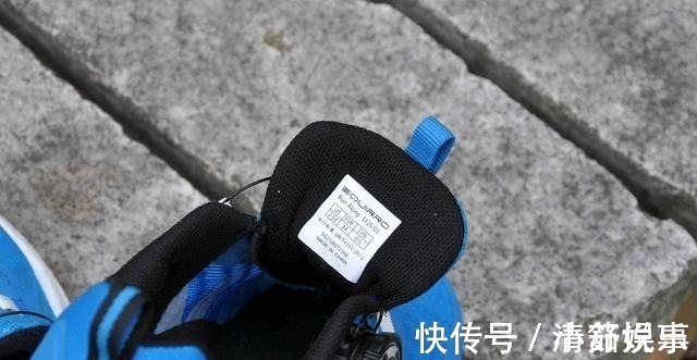 旋钮 这是一双适合中大童的跑鞋,轻弹透气,旋钮系带更方便穿脱!