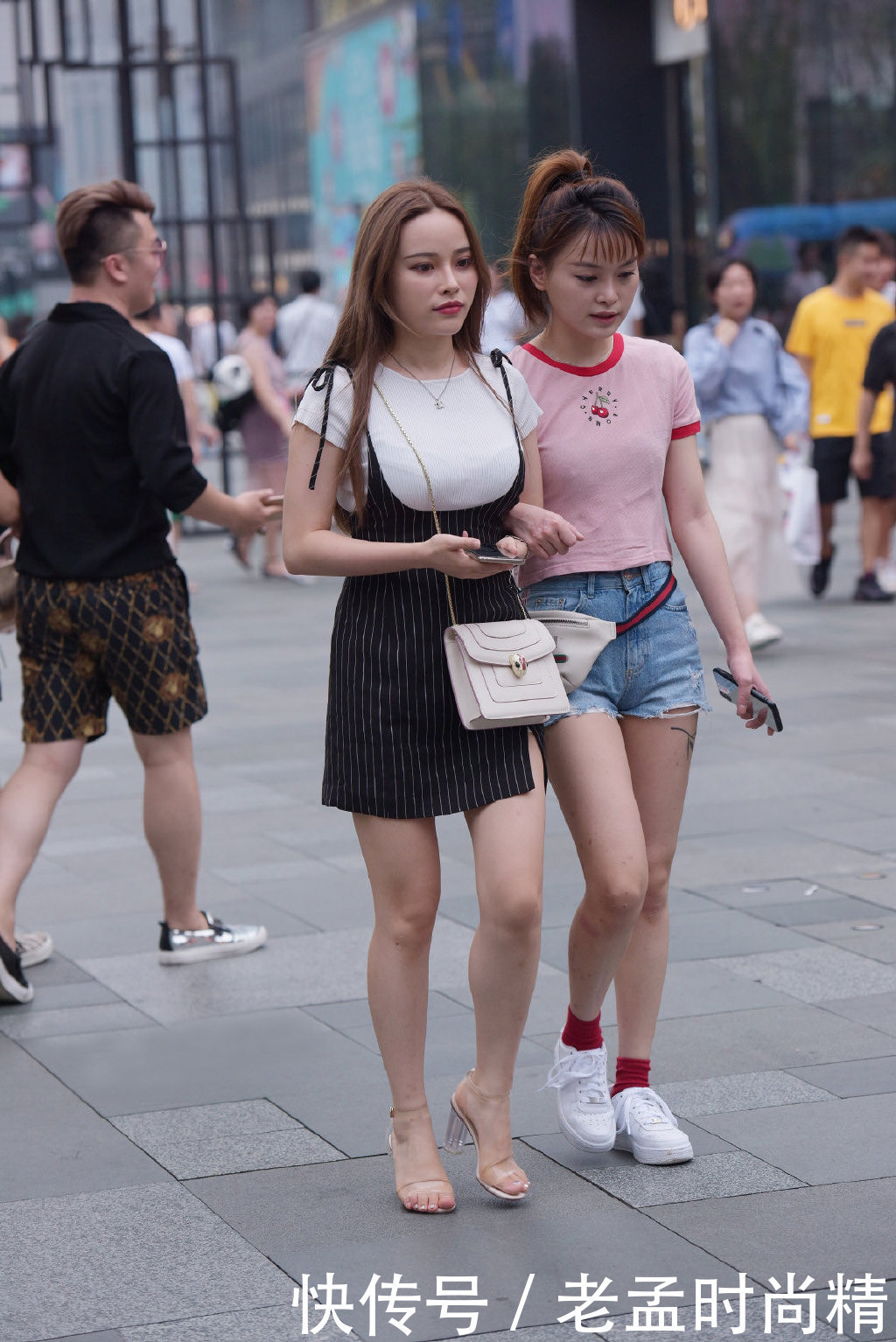吊带短裙|街拍与闺蜜同行,选择适合自己的穿搭,才能美出专属的风格