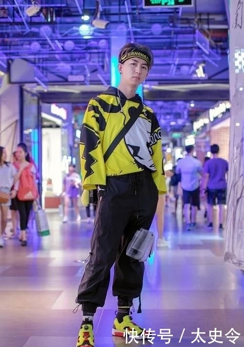 街头时尚个性穿搭,狗狗图案牛仔外套增添可爱,碎花连衣裙显气质