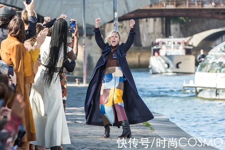 塞纳河畔走秀的Chloé，把长裙走进了我心里|T型台 | 手袋