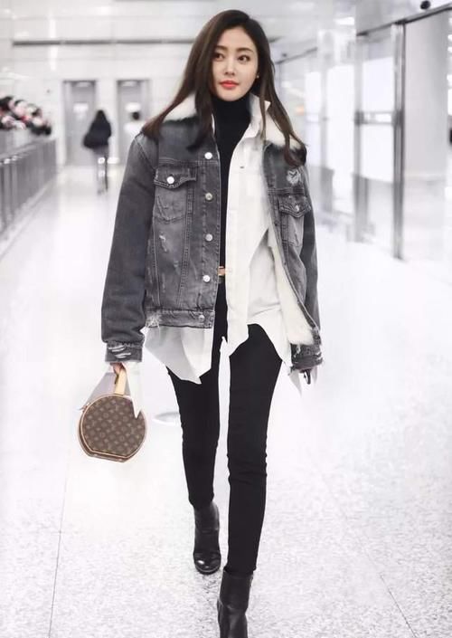 “衬衫塞进裤腰”过时了，今年都流行这样来穿，时髦显瘦又显高