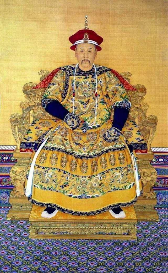 黄色的龙袍|同样是龙袍，为啥别的皇帝是穿黄色的，秦始皇却是穿黑色的？