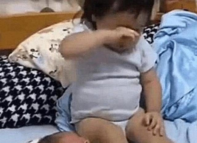 妈妈|2岁姐姐被3个月大弟弟吵醒,一看妈妈不在,姐姐做法太有爱了