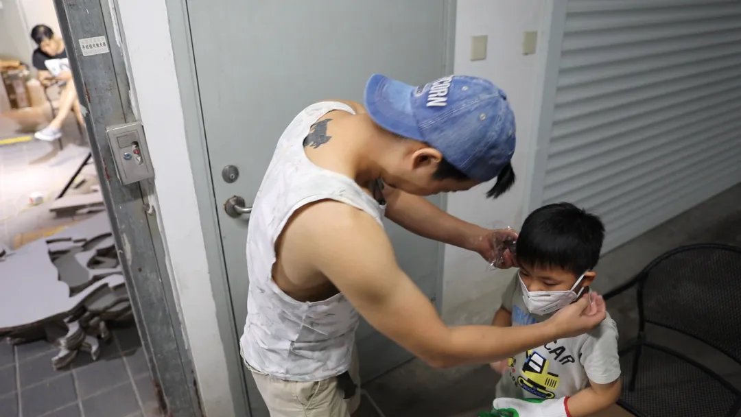 孩子|太梦幻了！上海这位爸爸给孩子亲手造了一座旋转木马！能亮灯还能坐上去转