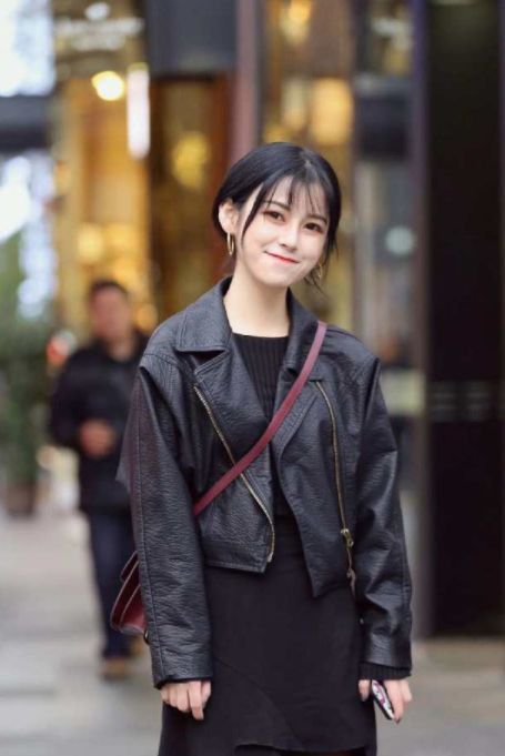 红色|街拍:白色衬衫+大红色长裙,小姐姐太会穿搭,红裙太吸引眼球了