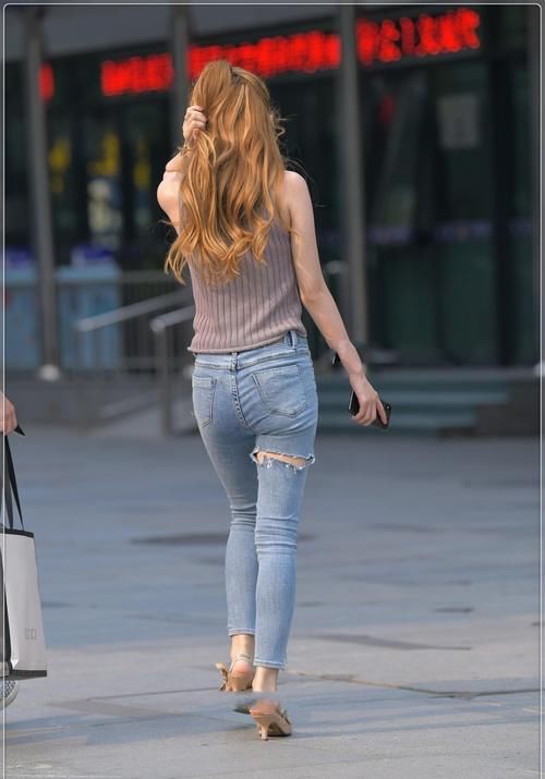 美女穿搭：灰色粉红色的细针织与轻牛仔裤，纯净优雅，光滑浪漫