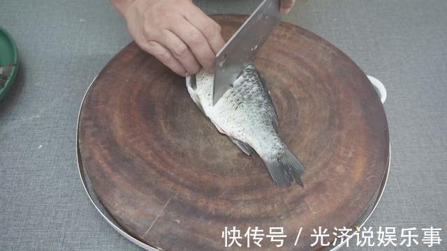 鲫鱼|解冻鱼时,教你两个土方法,时间短见效快,鱼肉和鲜活的一样新鲜