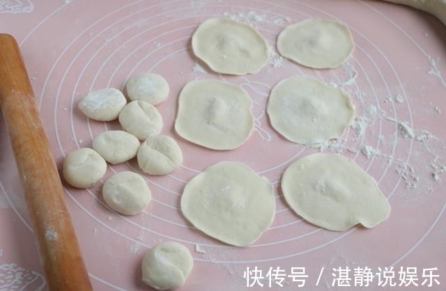 做法|西红柿别再拿来炒鸡蛋了,换个做法,老人孩子都爱吃,鲜嫩多汁