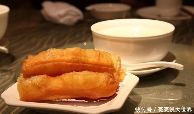 油条店大厨教你炸油条,不放酵母,个个金黄酥脆,凉了也是软乎的