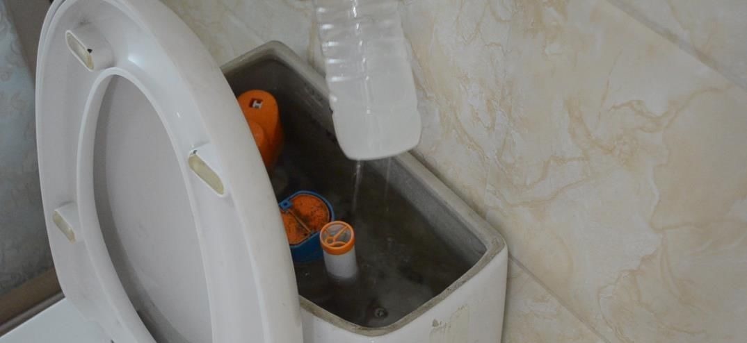 把这2样东西放进马桶里, 马桶不刷也不会脏臭, 看完赶紧去试试