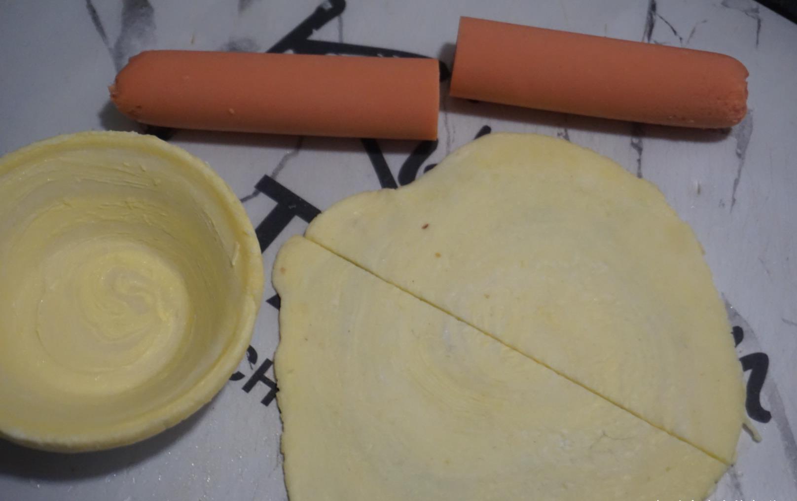 教你用蛋挞皮做酥皮香肠小面包，孩子连吃3个都不够，好做好吃