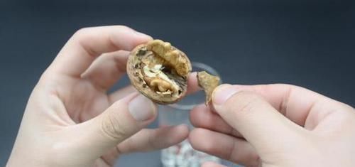 分心木|核桃壳别再丢掉了，留在家里特别实用，一年能省几百元，长见识了