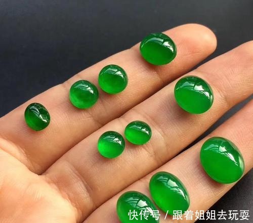 惹万千少女流连的阳绿翡翠究竟是什么样,它到底贵在哪里,怎么看
