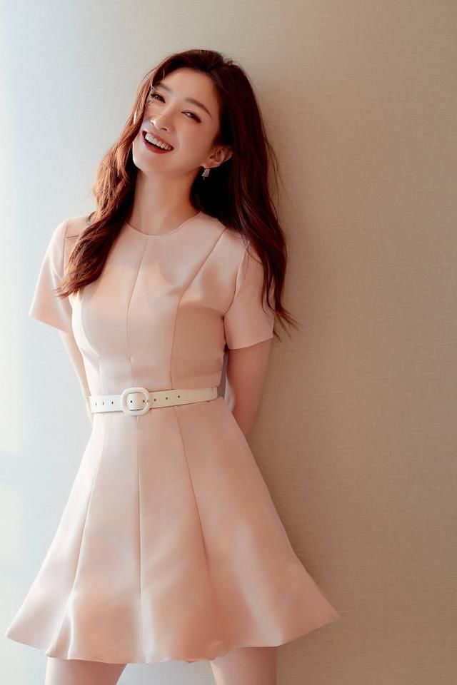 小江|来了来了她来了,曹皇后也来直播间了,气质小江总女神范十足