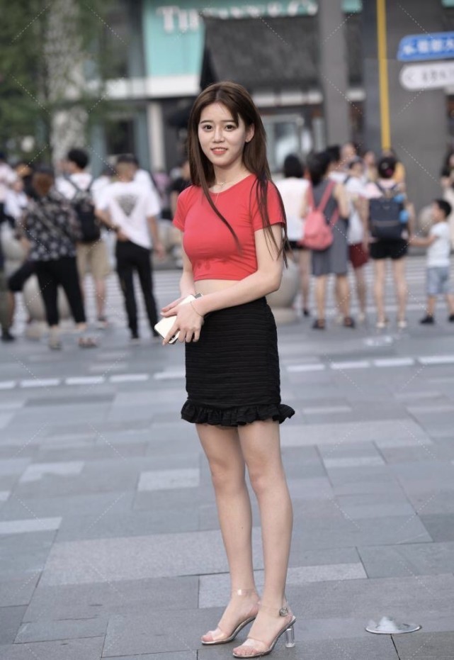 小姐姐|甜美小姐姐是“炫腹”族,红色上衣搭配包臀裙,甜美加高贵的气质