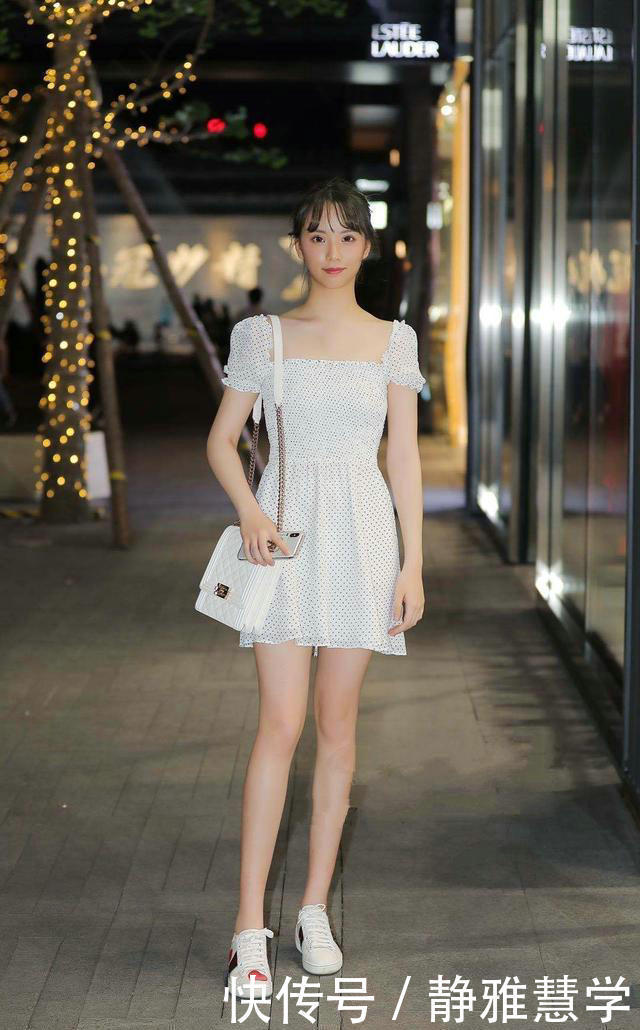 修身效果非常好的紧身裙，搭配紫色尖头细跟鞋，充满时尚性感气息