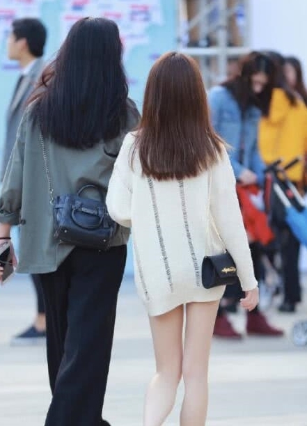 小姐姐|针织衫搭配黑色热裤,小姐姐穿出不一样的味道,时尚又可爱