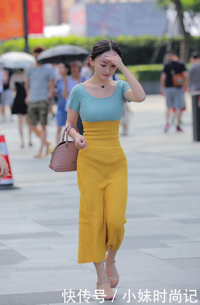 针织|街拍靓丽又舒适的装扮有很多,时尚女生偏爱的还是针织裙