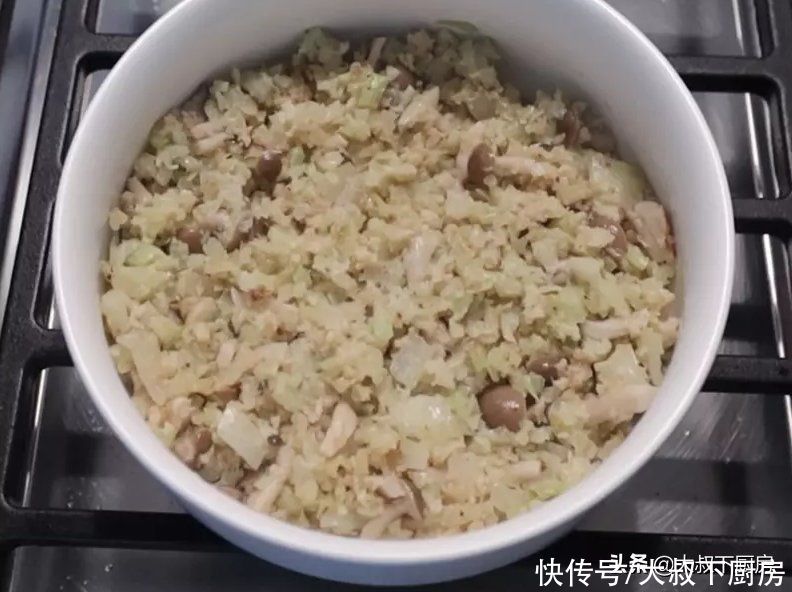 减脂|减脂瘦身餐！大叔教你焗烤鲑鱼花椰米，口感爽脆，吃一点就饱了