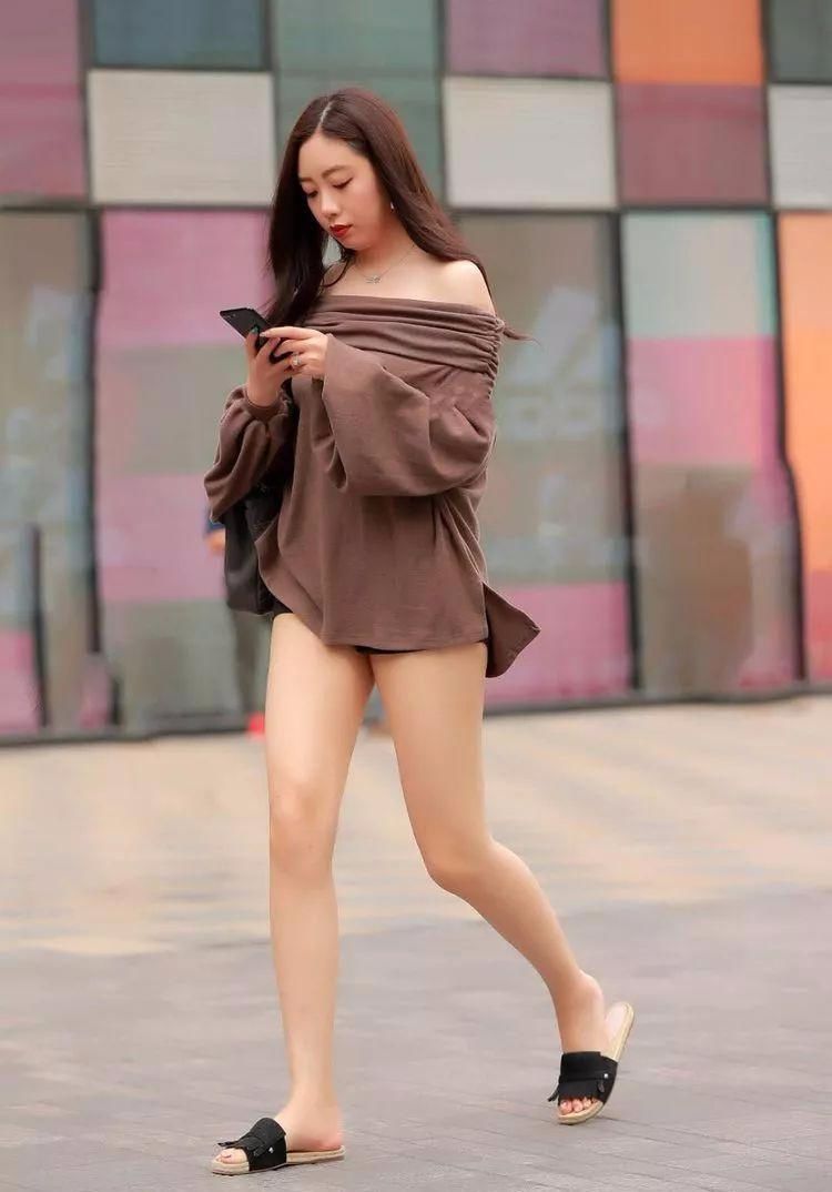 街拍:美女上身穿黑色t恤,下身搭配潮流短裤,焕发出简约的魅力