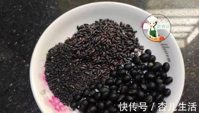 白头发最怕这黑色食材,一碗成本几块钱,常喝气色好,白发变少了