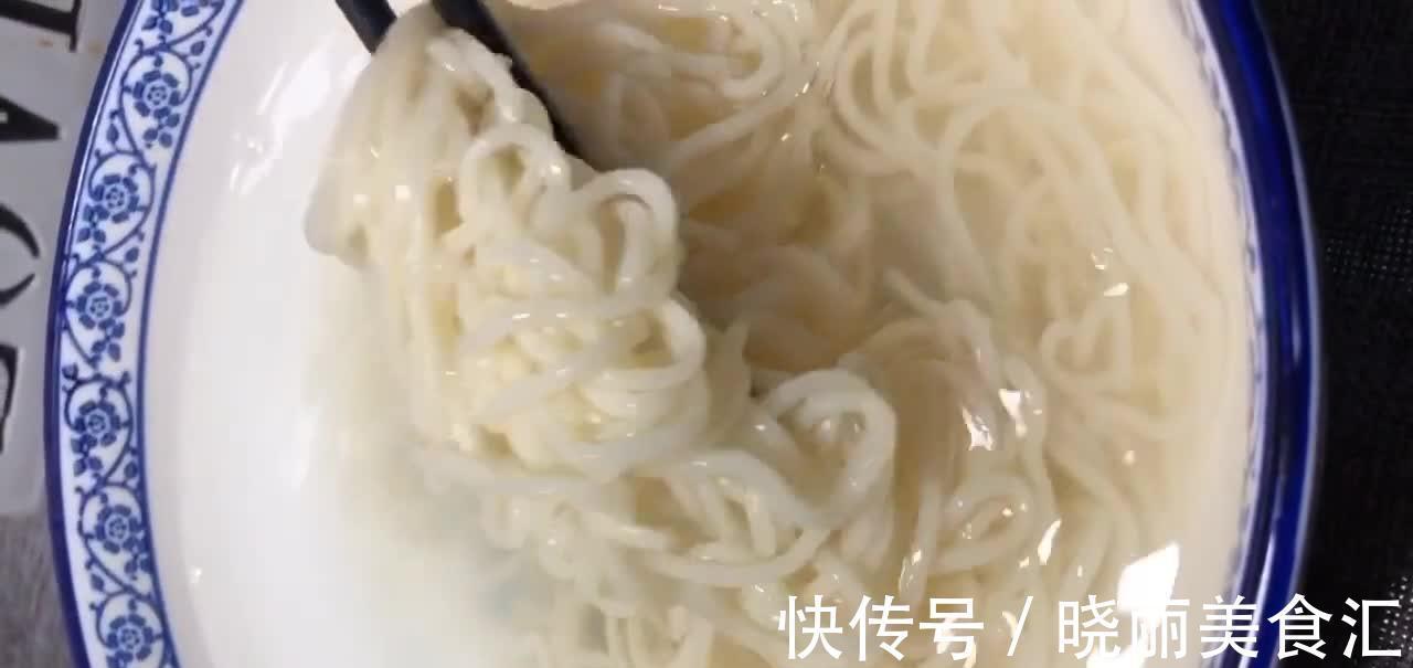 西红柿盖浇面做法，酸甜味美营养丰富，任何时候都不给胃增添负担