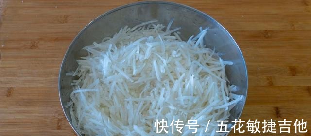 冬天多吃白萝卜，教你最好吃的做法，外焦里嫩又鲜香，上桌就光盘！