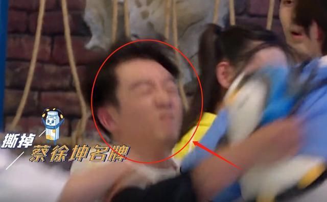 郑恺秒撕蔡徐坤名牌,我却关注蔡徐坤被撕后的举动,细节暴露人品