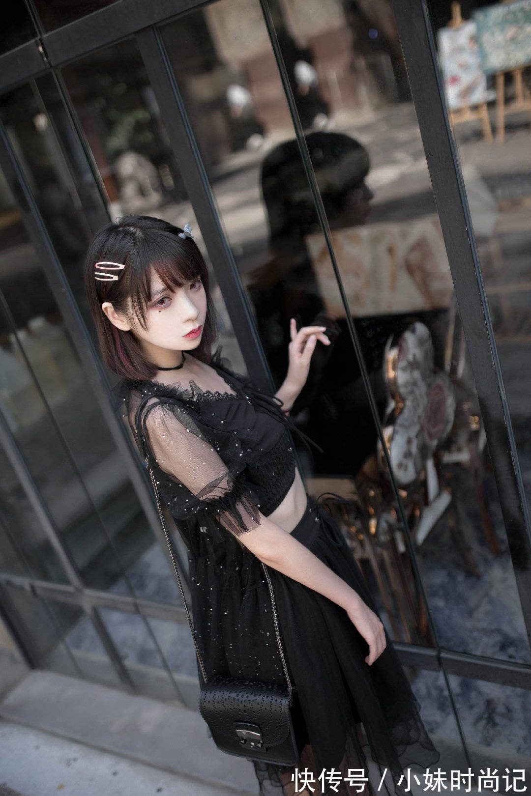 减龄 黑色套装裙减龄又时尚,搭配高跟鞋,在视觉上拉长整个人的身高