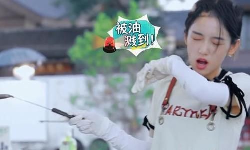 檀健次|周也做饭生疏状况百出，油溅到眼睛睁不开，中餐厅却无一人关心？