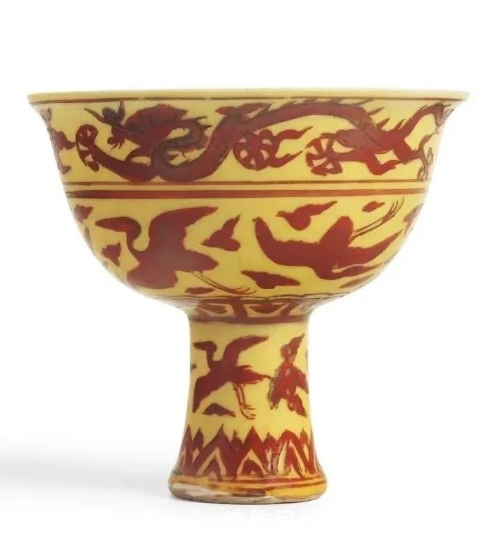 苏富比!中汉二〇二一秋拍|明嘉靖 黄地红彩云鹤八卦纹四方倭角盖盒