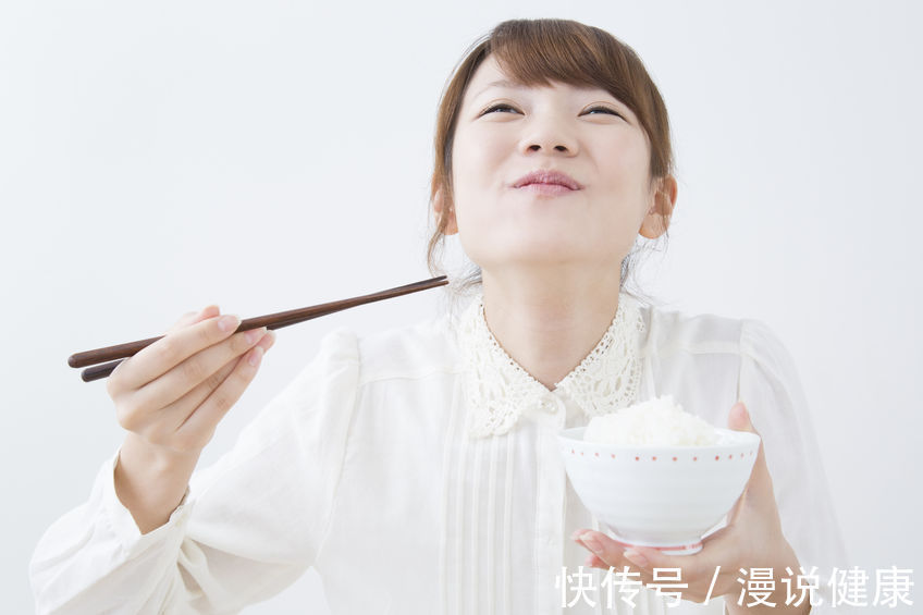 疾病|都2022年了!若吃饭时还坚持做4件事,疾病可能喜欢跟你“握手”