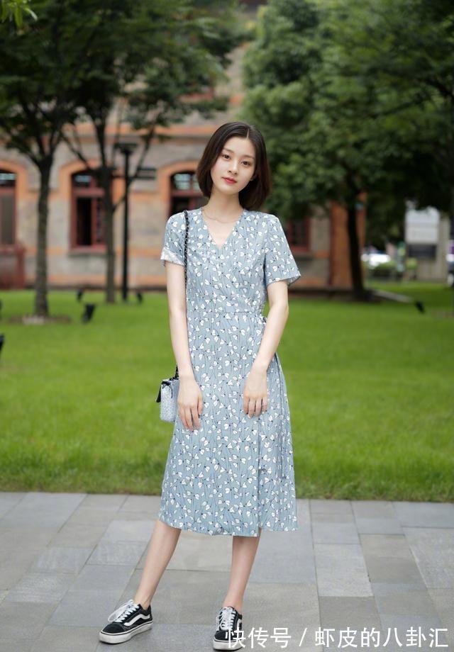 小姐姐|连衣裙推荐:8位小姐姐演绎花裙子不同穿法,换发型决定不同气质