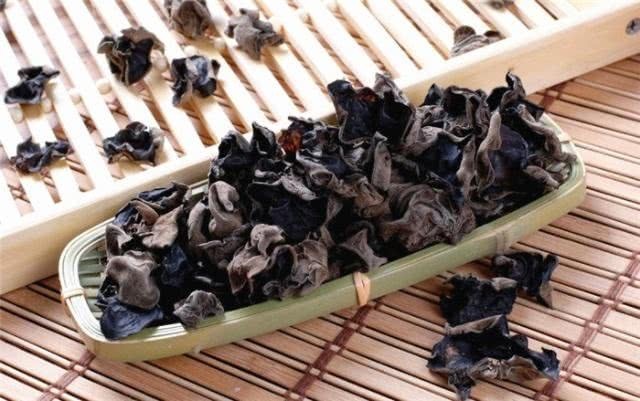 很多人泡木耳的方法都错了，要这样做才对，泡的干净又快！