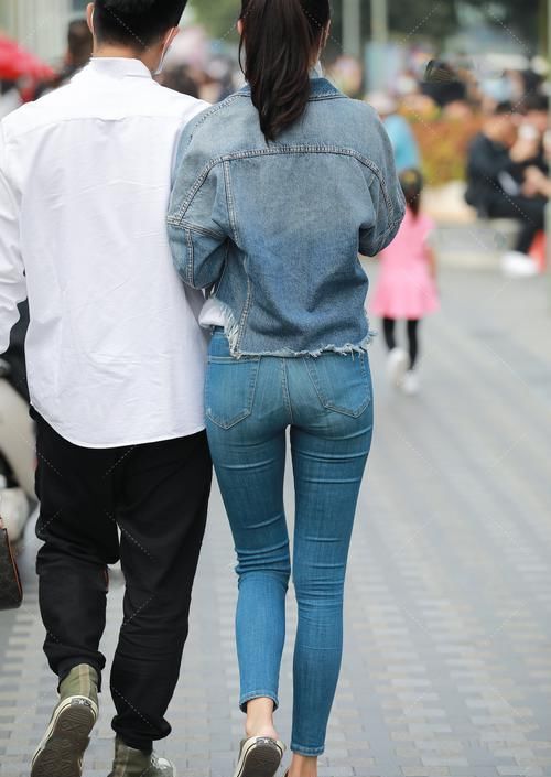 牛仔|牛仔外套搭配纯白色内搭，看起来清爽时尚，活力满满