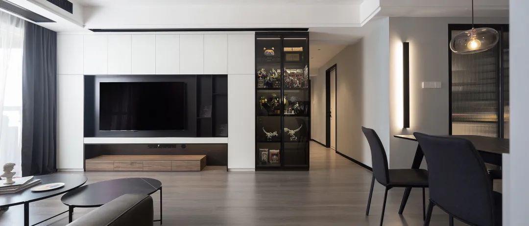 布置|125㎡现代黑白灰+木质感,简雅舒适无主灯,品质生活好自然