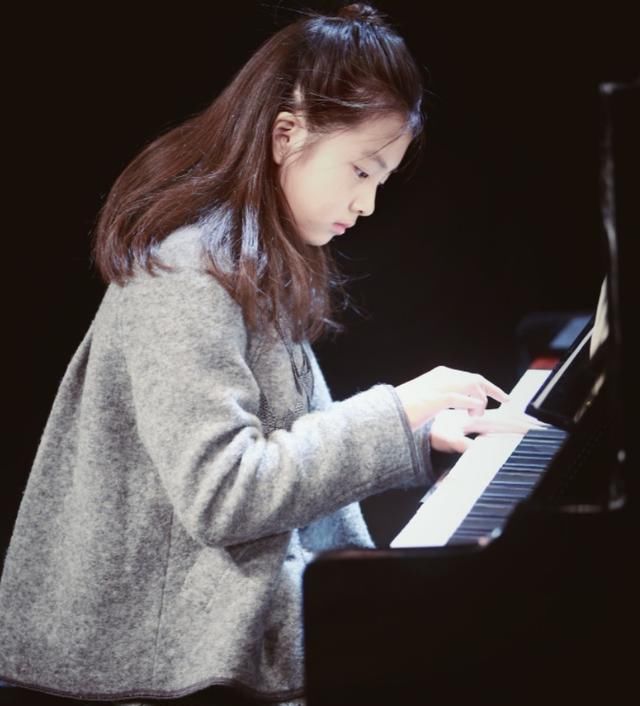 攀亲家|孟非女儿初长成,23岁颜值神似章泽天,难怪郭德纲着急“攀亲家”