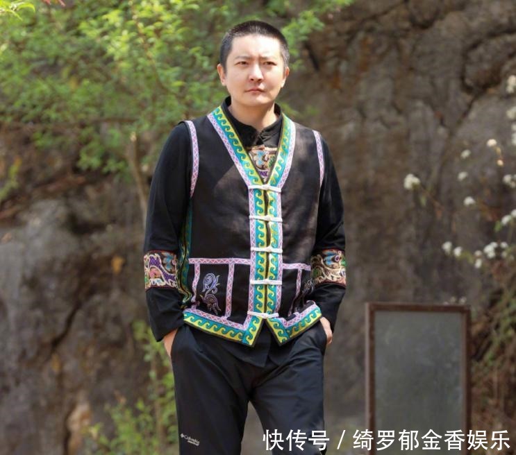 极挑 《极挑》官宣嘉宾海报,全员穿民族风服装,邓伦黄明昊少年感十足