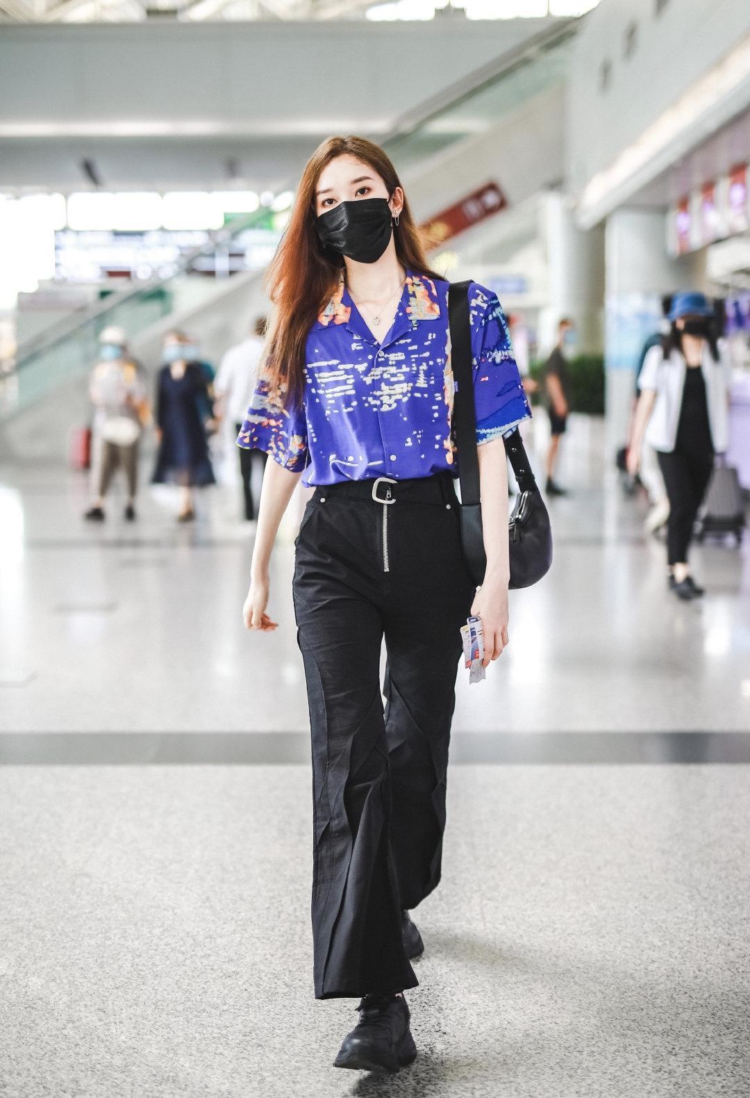 小姐姐|霍汶希带火了一种穿法,叫“衬衫+阔腿裤”,干练利落又有气场