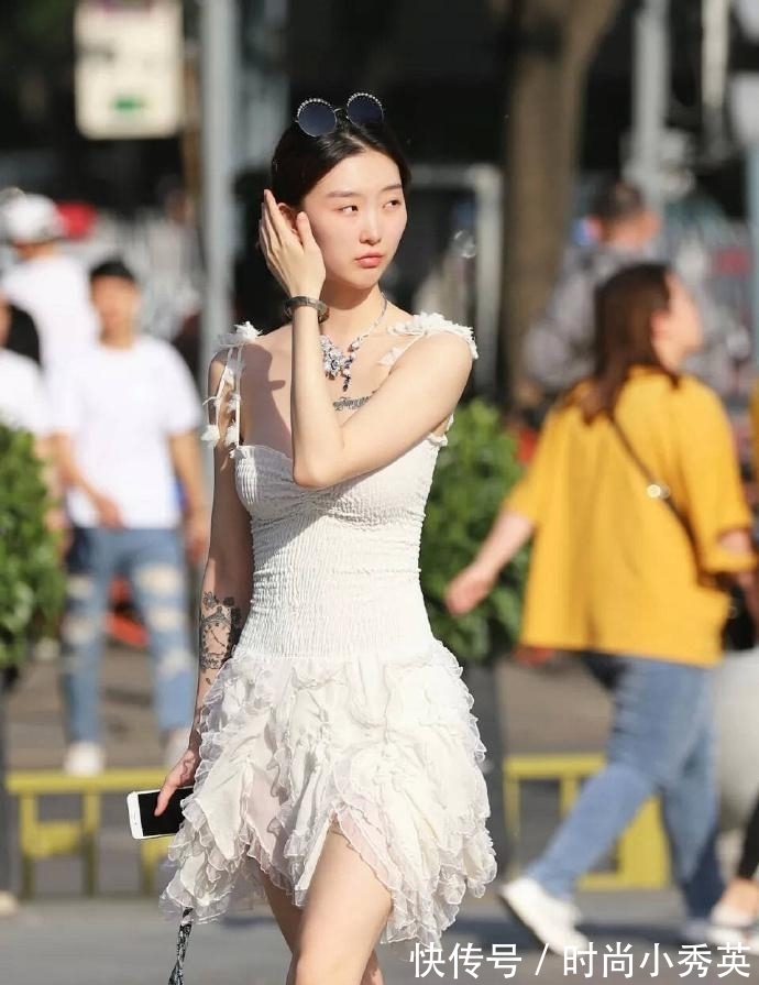 清新脱俗 美女清新脱俗,裙子被撕“烂”了还要穿,换我早扔了