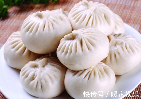 奶奶蒸包子有妙招蒸包子时,记住3个小妙招,包子香软不塌陷!