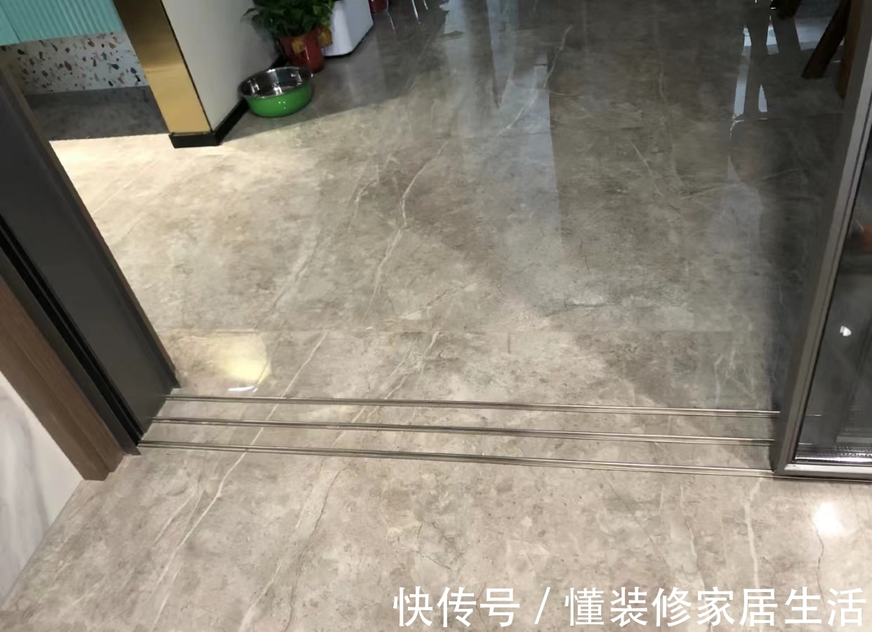 推拉门|厨房推拉门我换了3次,才搞明白是吊轨好还是地轨好,建议你看看