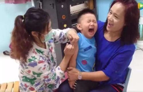 萱萱|2岁女儿打完预防针后,非要找医生“报仇”,爸爸忍不住笑翻了