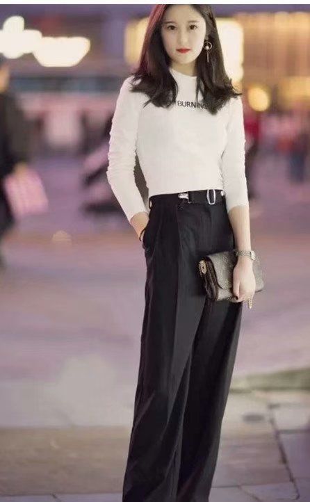 气质|街拍:白色上衣配黑色裤子,美女颜值与气质并存,优雅唯美