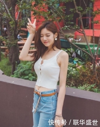 素面朝天的打底裤小姐姐,秀出娇美身材,恰到好处的展现女神范!