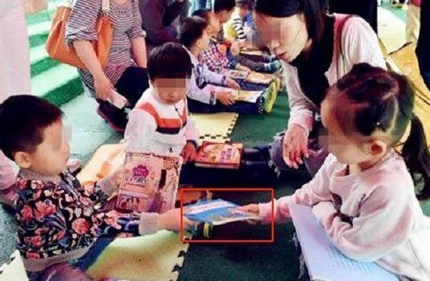 孩子们|幼儿园圣诞互换礼物,儿子用千元文具换回廉价纸人,宝妈:亏死