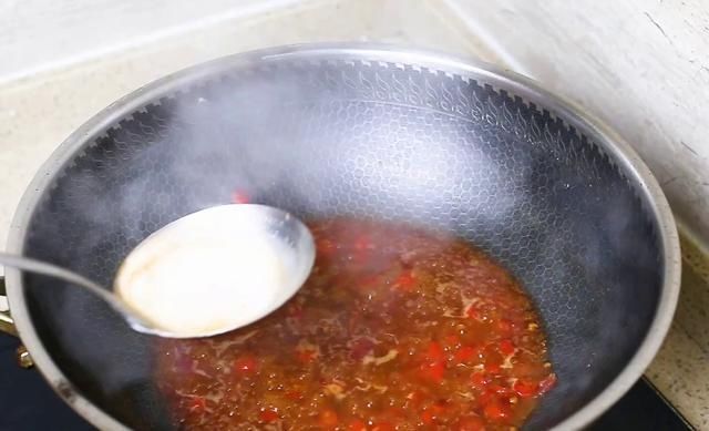 鲤鱼|厨师长教你:“红烧鲤鱼”的家常做法,汤汁浓郁,鱼肉细嫩,收藏