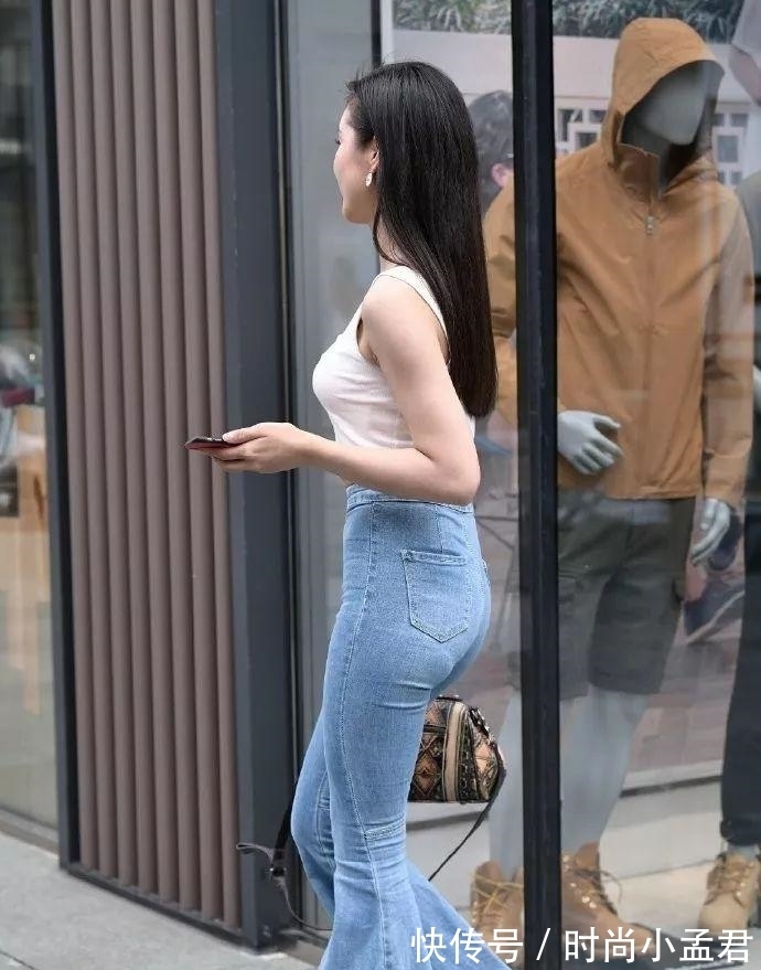 穿法 初秋牛仔裤的别样穿法,气质女生喜欢的裤装搭配,简单时尚有气质